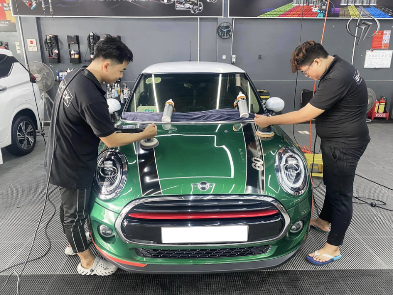 Học detailing được thực hành trực tiếp trên xe